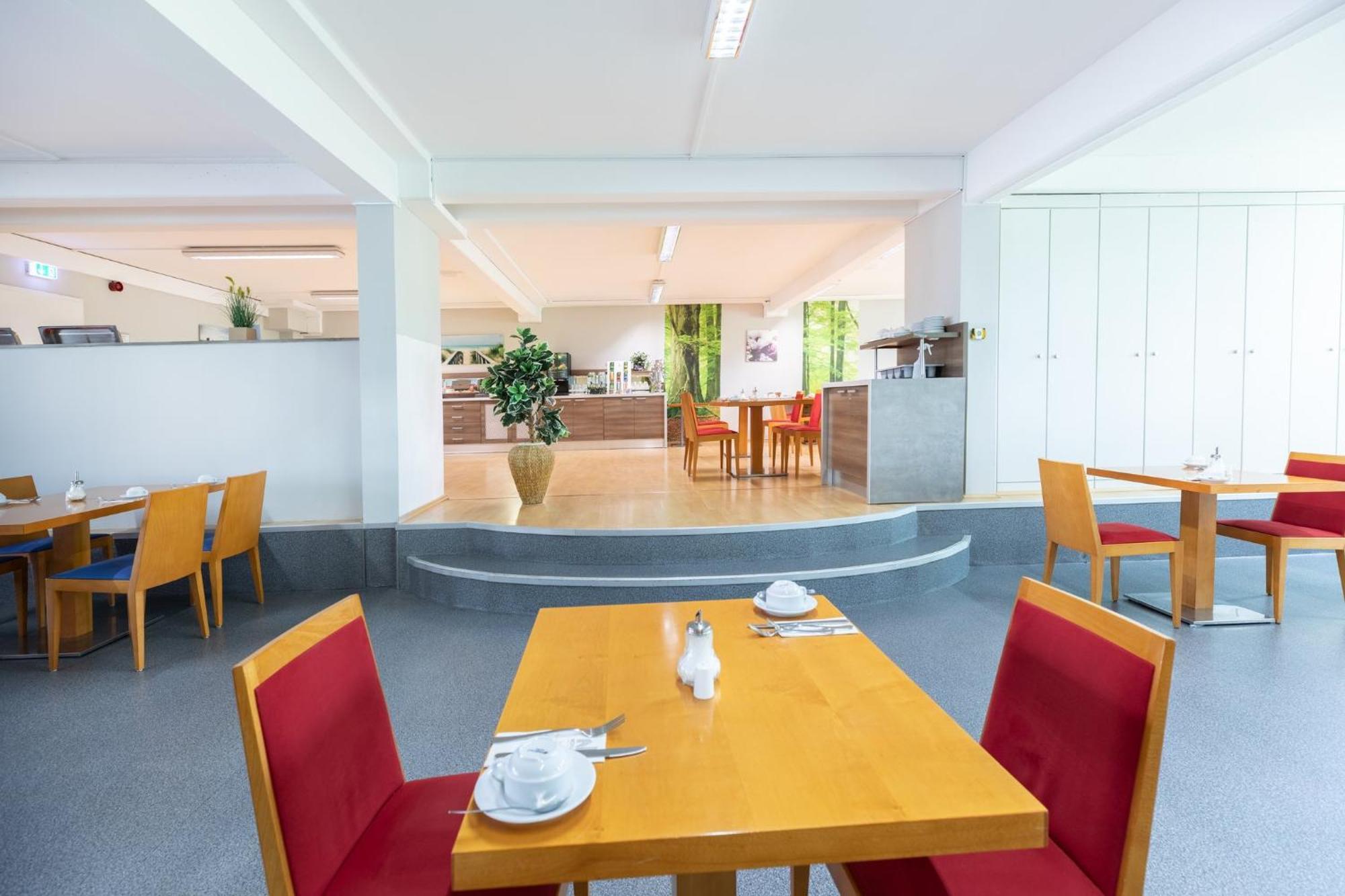 Hotel Novum Aviva Neue Messe 4*